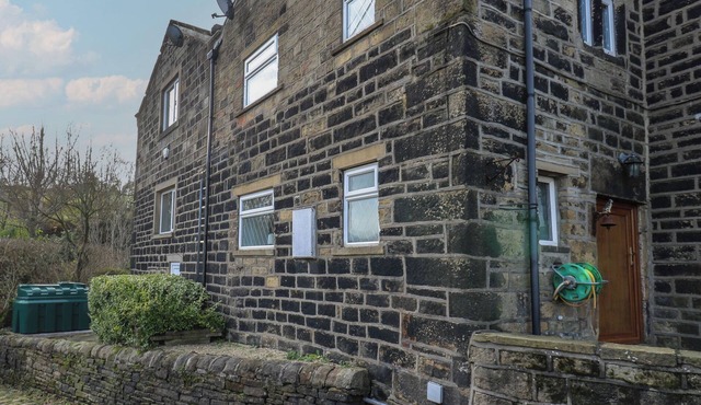 11 HOLLIN WELL COTTAGE, family friendly in Sowerby Bridge