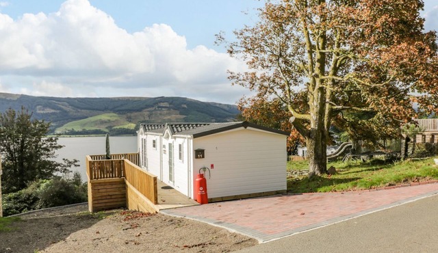 11 MANSION VIEW, pet friendly, with a garden in Kilcreggan