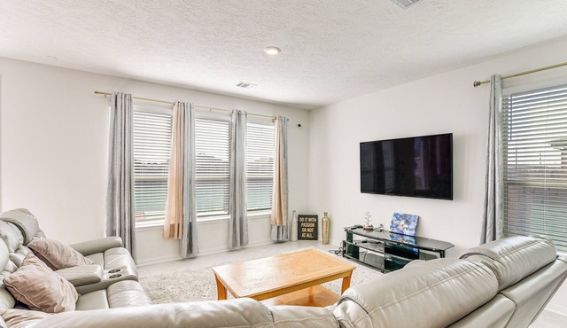 11 Mi to Beach: La Marque Home w/Patio!