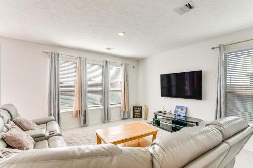 11 Mi to Beach La Marque Home with Patio!