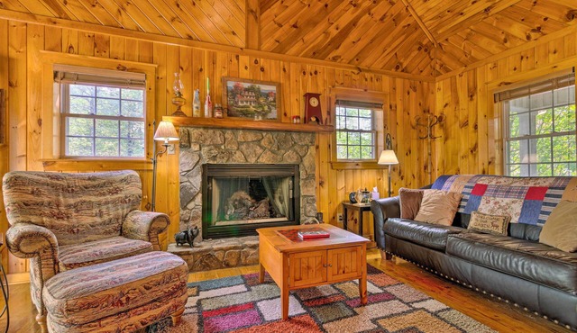 11 Mi to Boone: Secluded Pet-Friendly Cabin!