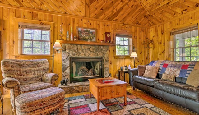 11 Mi to Boone Secluded Pet-Friendly Cabin!