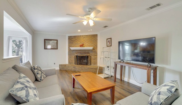 11 Mi to Dtwn Dallas: Charming Home w/Deck & Yard
