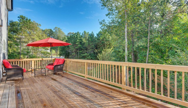 11 Mi to Dtwn: Luxe Atlanta Retreat w/Deck & Yard