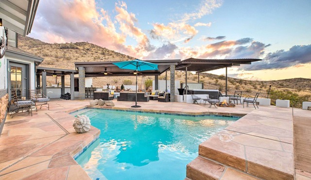 11 Mi to Dtwn Phoenix! Mtn-View Retreat w/Hot Tub