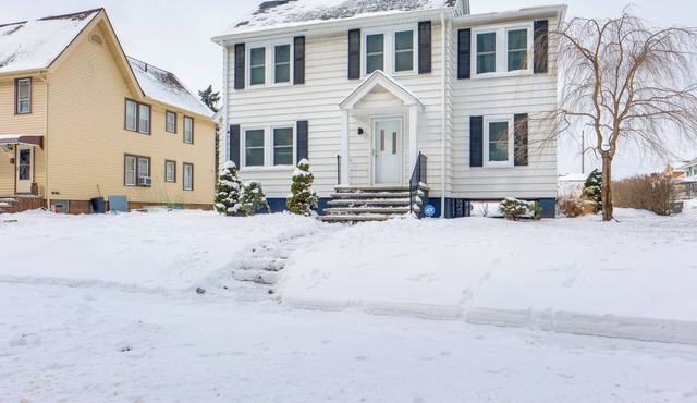 11 Mi to Dtwn Cleveland: Family Home w/Yard
