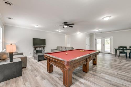 11 Mi to Fort Lee: 30-Acre Retreat w/Scenic Views