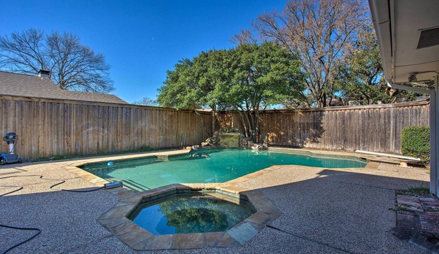 11 Mi to Holiday at Arboretum! Home w/Hot Tub
