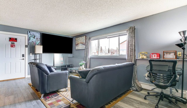 11 Mi to Kincaid Park: Convenient + Cozy Apt!