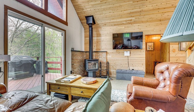 11 Mi to Massanutten: 'Shenandoah River Chalet'