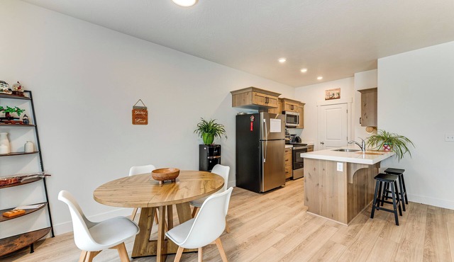 11 Mi to Utah Lake: Newly Built Family Townhome!