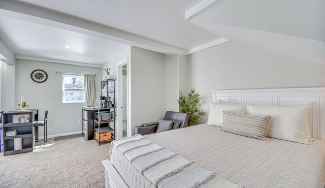 11 Mi to Virginia Beach Boardwalk: Studio Retreat!