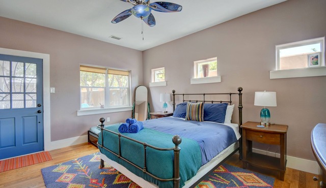 11 Min Walk to Old Town, Pets+Yard, Remote Workers, 3 BD+2BA