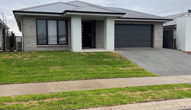 11 minutes from the Hunter Valley Wineries. Family sized new home!