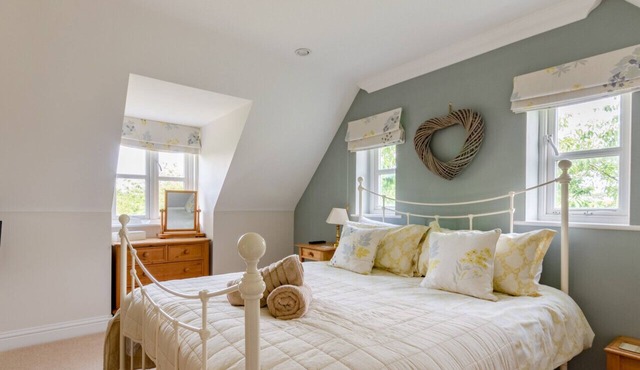 11 Oaklands Crescent