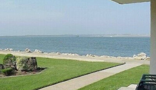 11 oceanfront windows.