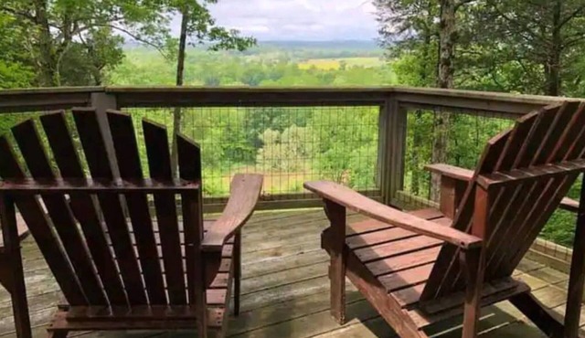 11 Point River Front Cabin, 7 acres, hiking trails, with a private beach!