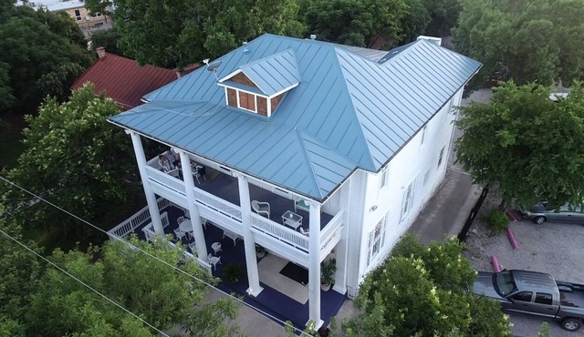 11 rooms and 7.5 bathrooms Victorian Mansion North Downtown with Jacuzzi/Parking