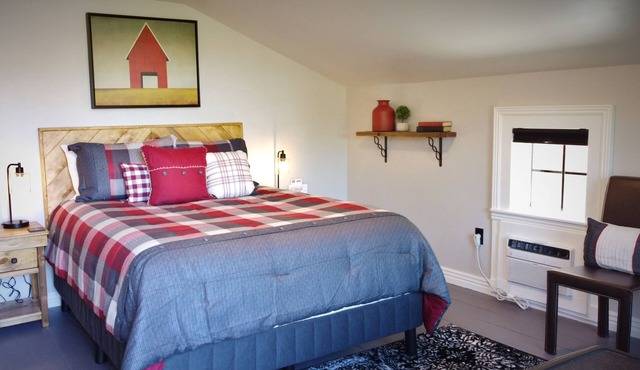 #11 Rustic Room in Historic Inn, Red Roost