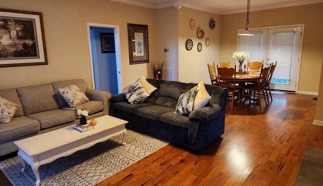 11. Spacious Lakeview home, King bed, minutes to downtown, shopping, boat ramps