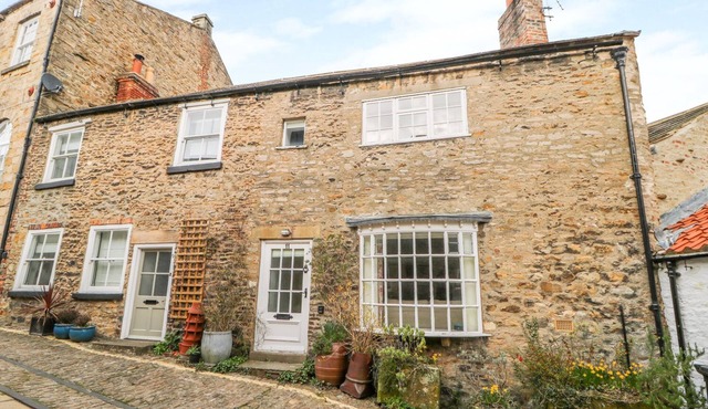 11 TOWER STREET, pet friendly, character holiday cottage in Richmond