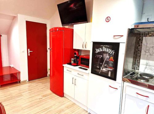 11 - Très joli 2 pièces climatisé tout équipé pour 1 à 5 personnes, avec 3 lits, vue sur parc arboré, parking privatif gratuit, grand fourgon possible, tout le linge de maison est fourni