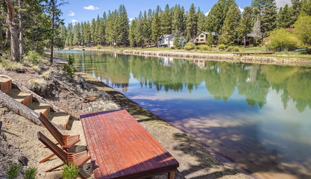 110 Crane - Spectacular River Front + Access, Hot Tub, Ping Pong, South of Sunriver Resort