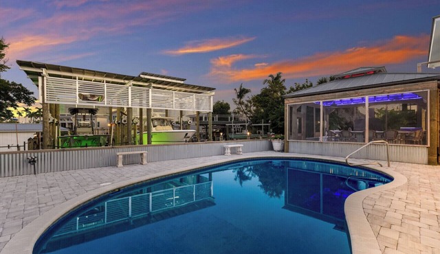 110 Damfino - Resort - Deep Water Dock(s), Hot tub, PickleBall Ct, Sleeps 14
