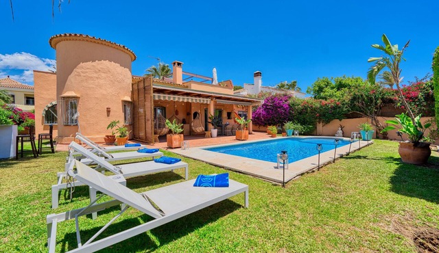 1109 Charming Family Villa with Panoramic Sea Views