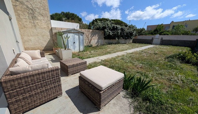 110sqm T4 house with enclosed garden, 1500m from the beach