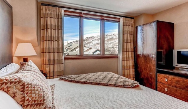 112^ Ski in/out + Ski Valet, 4 Season Pool & Spa!