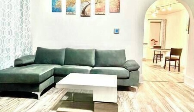 1127/Downtown Dubuque, first floor, free parking