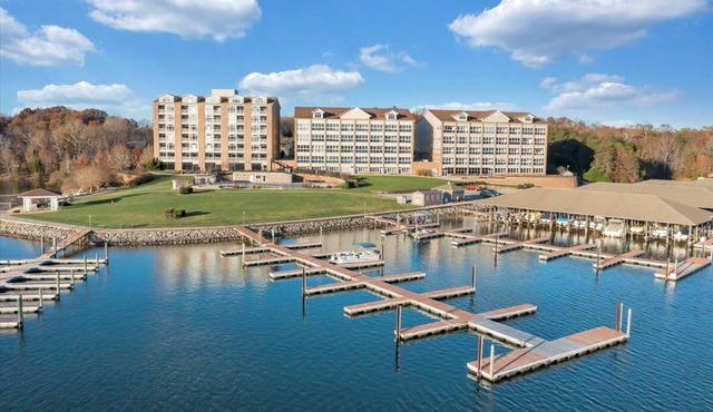 #113 Pointe - 1 Bedroom Lakefront Condo at Mariners SML