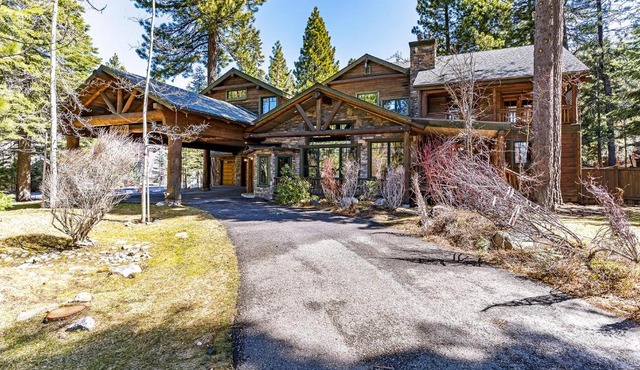 1138 Lakeshore - One-of-a-kind Lakeshore Boulevard log cabin
