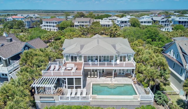 114 Ocean Boulevard by AvantStay | Beachfront | Infinity Pool | Basketball Court