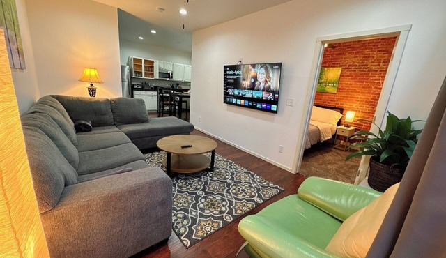 115#201-Spacious 3-bedroom apartment with WiFi, AC in charming Dubuque