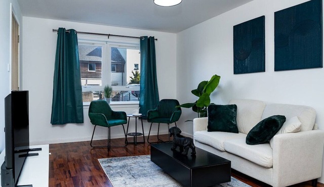 115 Gracemount Drive · Luxury 3-Bed Townhouse | Free Parking | Central