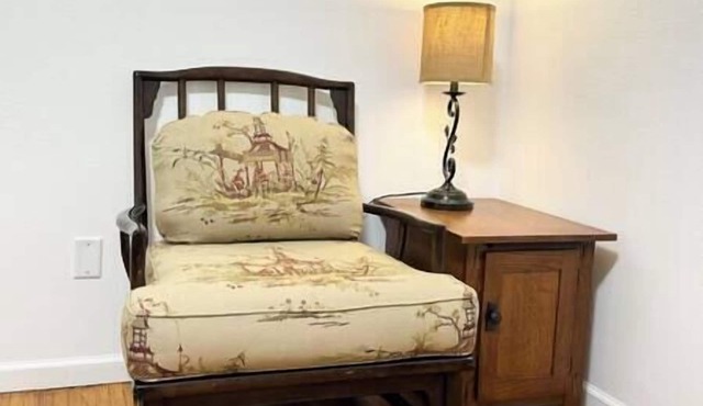 1157#2/First floor, King bed, Free parking,