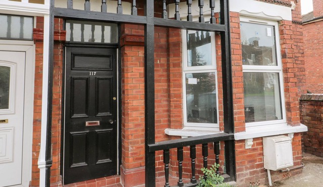 117 CARR LANE, pet friendly, character holiday cottage in York