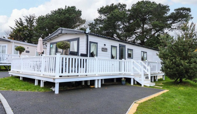 117 CROSSWINDS, pet friendly, with open fire in Bembridge