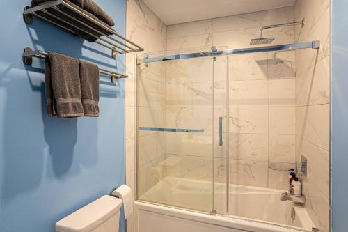 117 - Spacious 2 King BD with Parking, Near DT & Airport