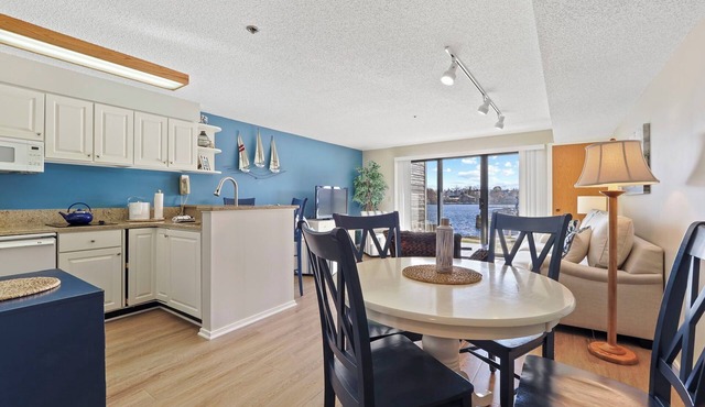 117c Edgewater Inn Condo| Waterfront Access| Pool, Hot Tub, Sauna | Sleeps 4