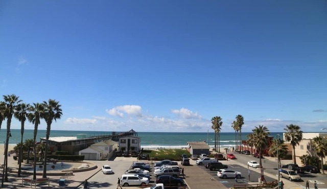 119 Elm Ave · San Diego Beachfront House 60s to sand, surf, pier