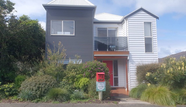 11A Seaview. nOcean and Otway Ranges views. Close to beach. Pet friendly.