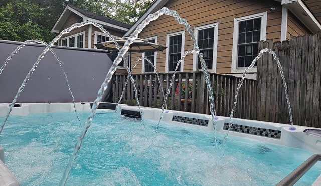 11Person Hottub, 75"TV 4Movie Nights, Close2Downtown/Walk2 Restaurants, Sleeps16