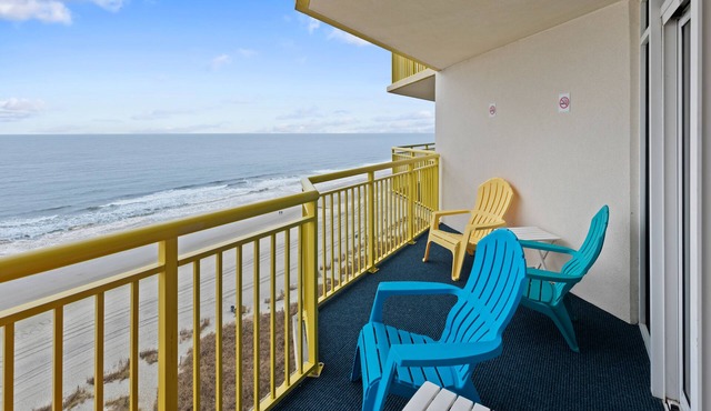 11th-floor oceanfront condo with hot tub, pool, & central AC