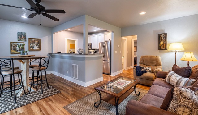 11th Street Cottage- Private deck just blocks from downtown Cody, WY