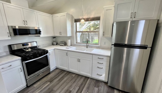 11th Street Studio ~ New/Stylish & 3 blocks to Plaza!