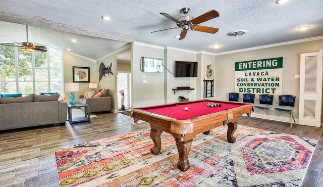 12 Armadillos Main St: 2 Houses/Steps to Dwtn/Sleeps 18/Fun outdoor space!