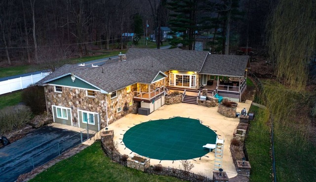 12 Bd! 11Ba! 18 Acres! Views! Prefect for Events!